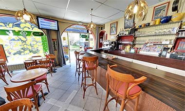 Prendre un café à Saint-Trojan à l'Hôtel de la Paix en Charente Maritime